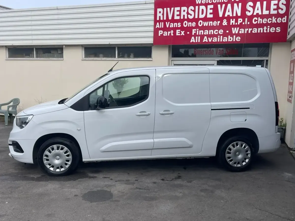 Second-hand Vauxhall Combo 100 CP (73 kW) 2023 Alb Monovolum