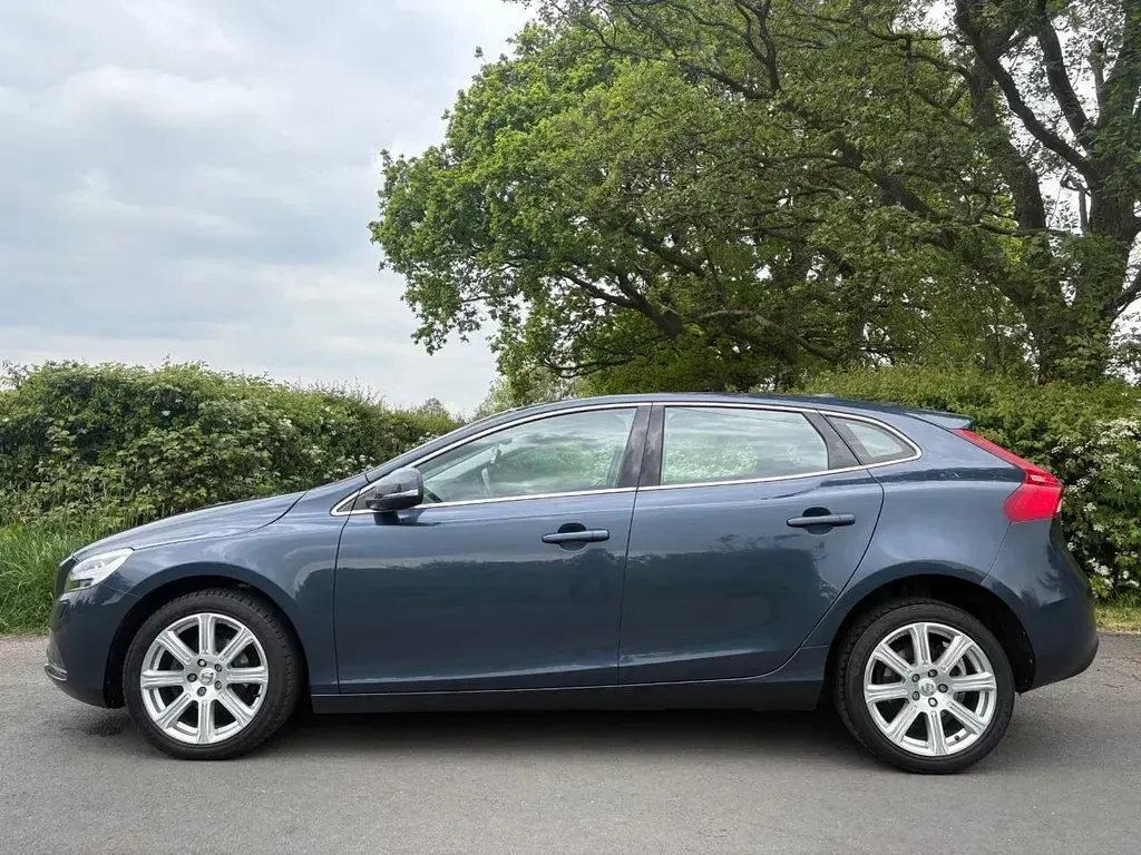 Used Volvo V40 Inscription 120 HP (88 kW) 2017 Blue Hatchback