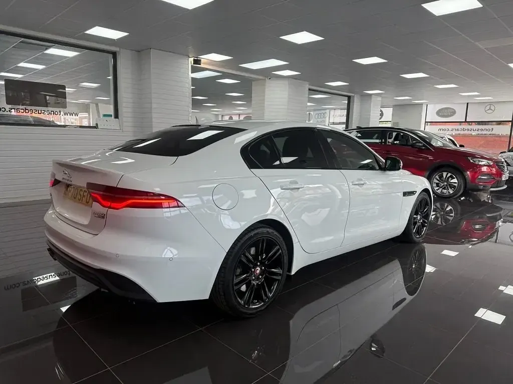 Gebraucht Jaguar XE SE 180 PS (132 kW) 2020 Weiß Limousine