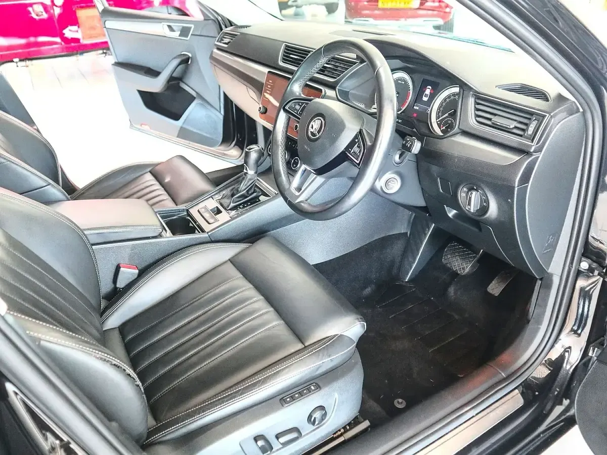 Used Skoda Superb SE L 190 HP (139 kW) 2019 Black Hatchback