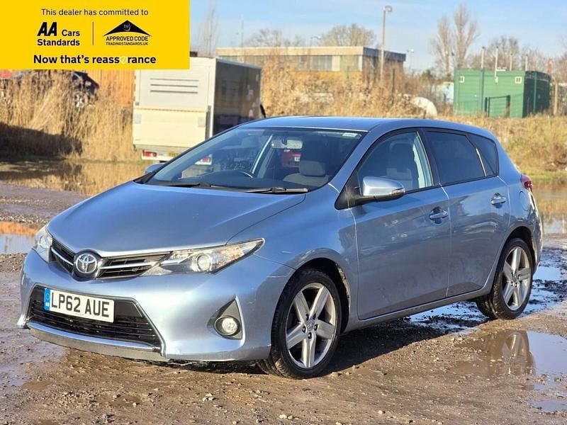 Used Toyota Auris Multidrive S 132 HP (97 kW) 2013 Blue Hatchback