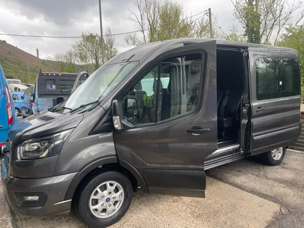 Usado Ford Transit Limited 130 HP (95 kW) 2022 Cinzento Van