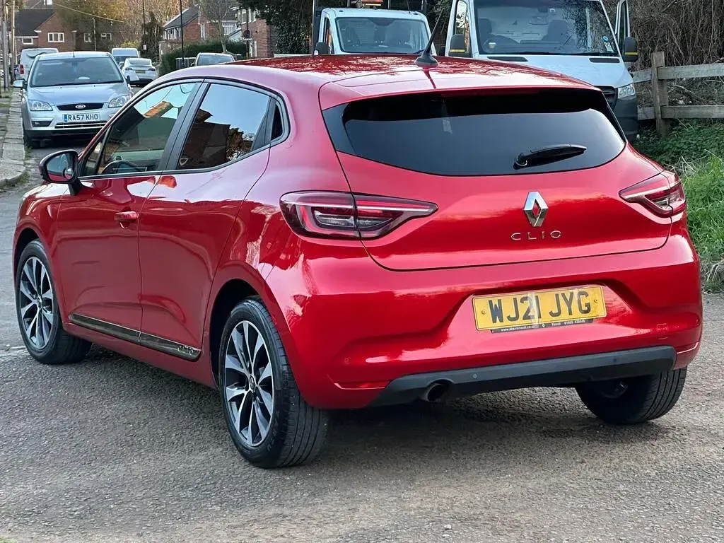 Used Renault Clio Iconic 85 HP (62 kW) 2021 Red Hatchback