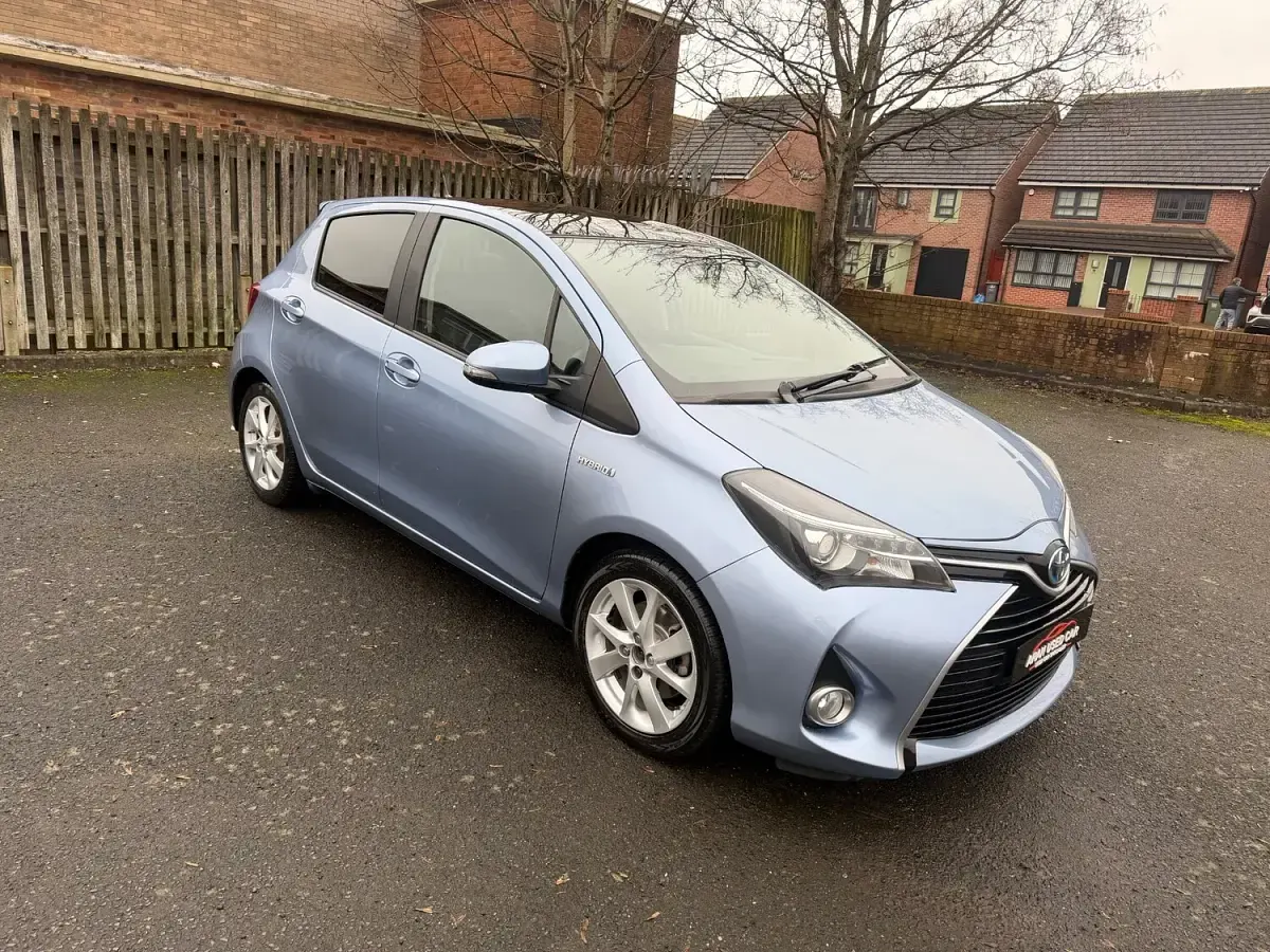 Used Toyota Yaris 100 HP (73 kW) 2016 Blue Hatchback