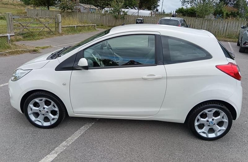 Used Ford Ka 69 HP (50 kW) 2013 White Hatchback