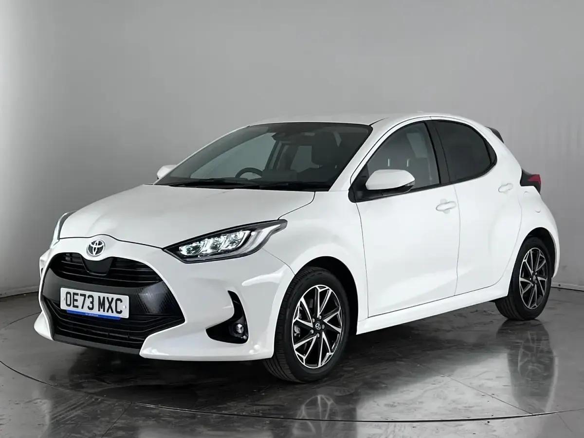 Begagnad Toyota Yaris Hybrid Design 2023 Vit Halvkombi