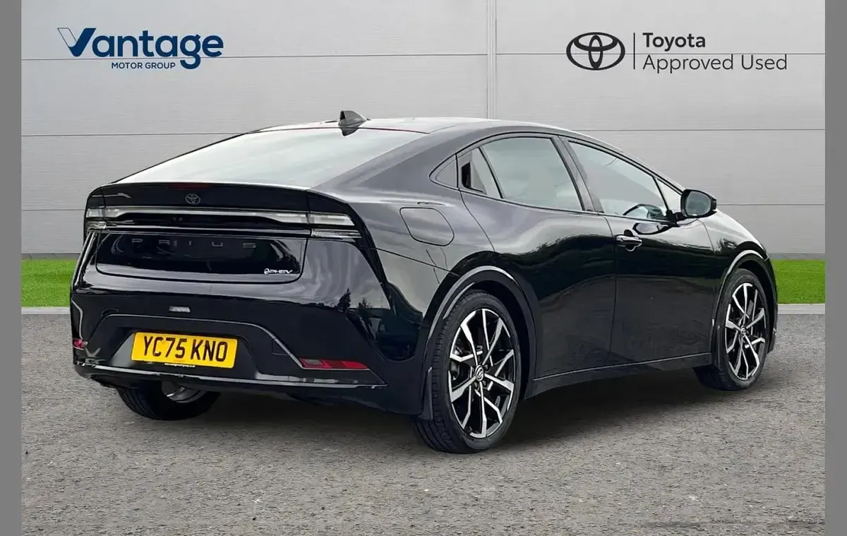 Used Toyota Prius 220 HP (161 kW) 2025 Black Hatchback