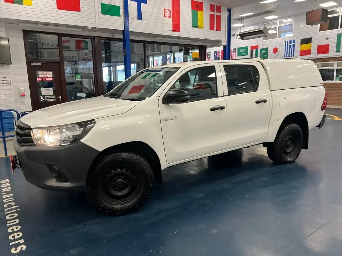 Used Toyota HiLux Active 150 HP (110 kW) 2019 White Pickup