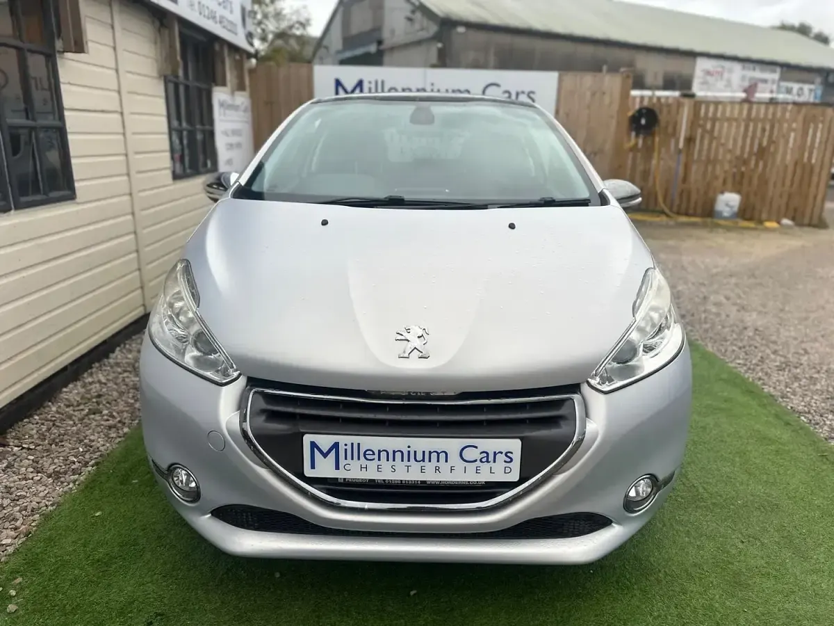 Used Peugeot 208 156 HP (114 kW) 2013 White Hatchback