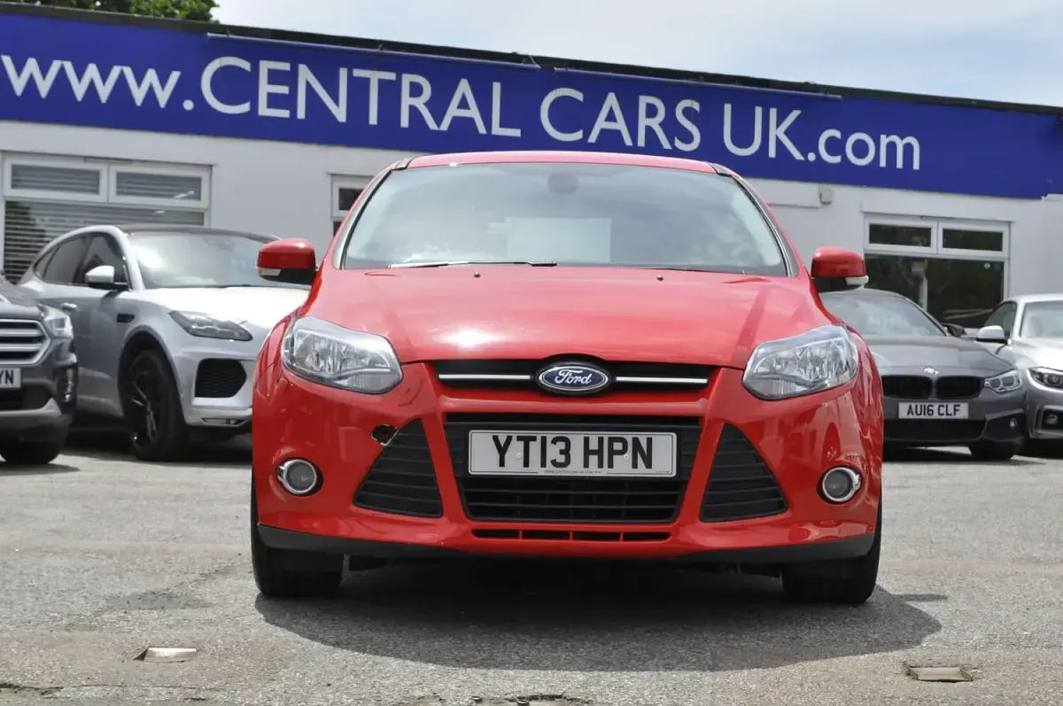Used Ford Focus Zetec 125 HP (91 kW) 2013 Red Hatchback