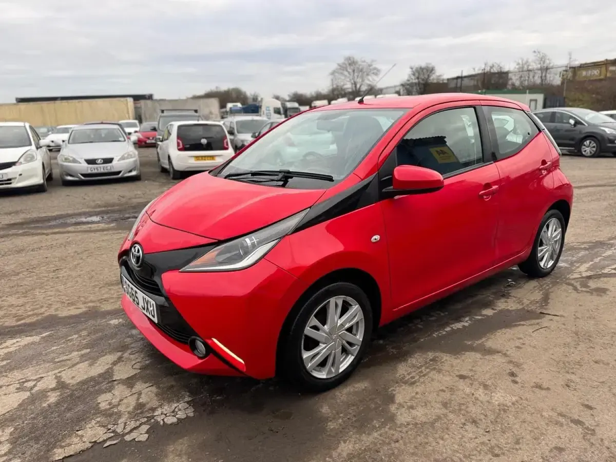 Used Toyota Aygo x-press 69 HP (50 kW) 2015 Red Hatchback