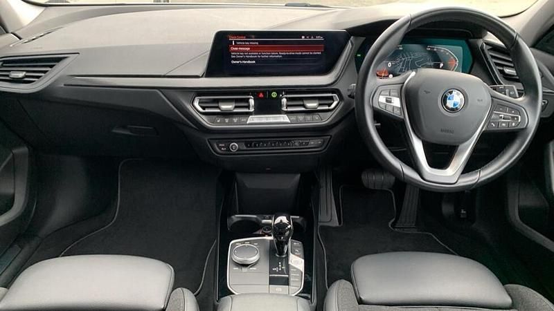 Used BMW 118 Sport Line 134 HP (98 kW) 2021 White Hatchback