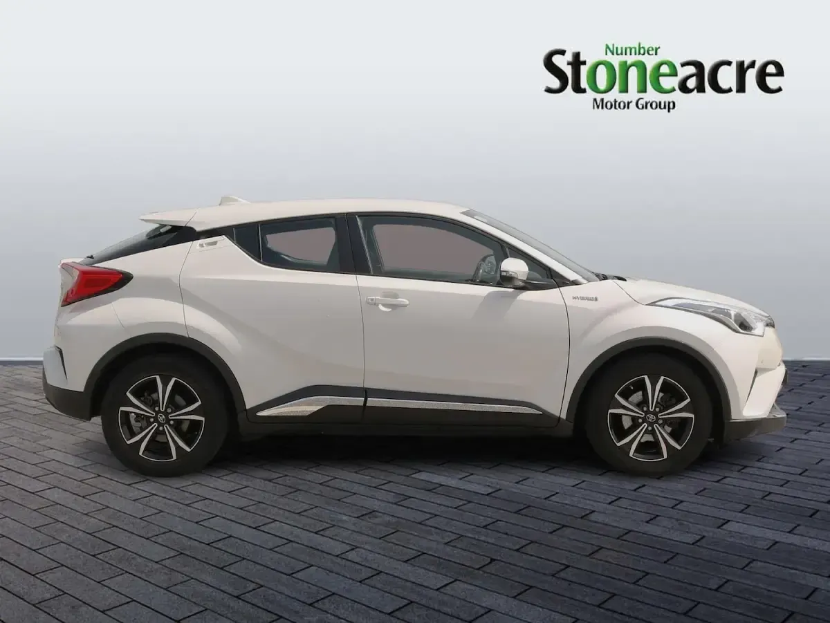Used Toyota C-HR 122 HP (89 kW) 2017 White SUV