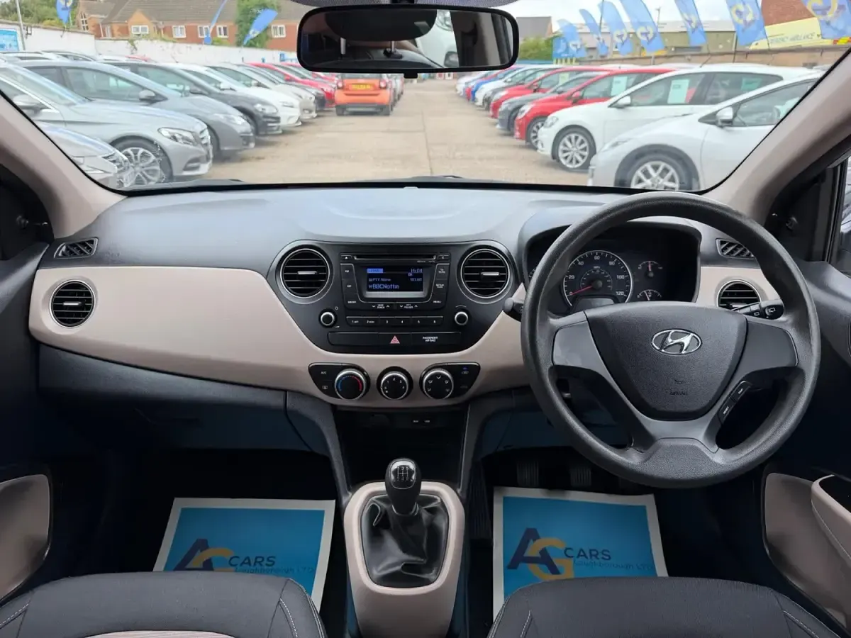 Used Hyundai i10 66 HP (48 kW) 2014 Silver Hatchback