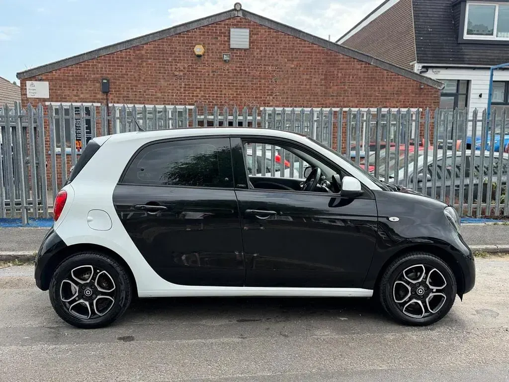 Used Smart ForFour Premium 2018 White Hatchback