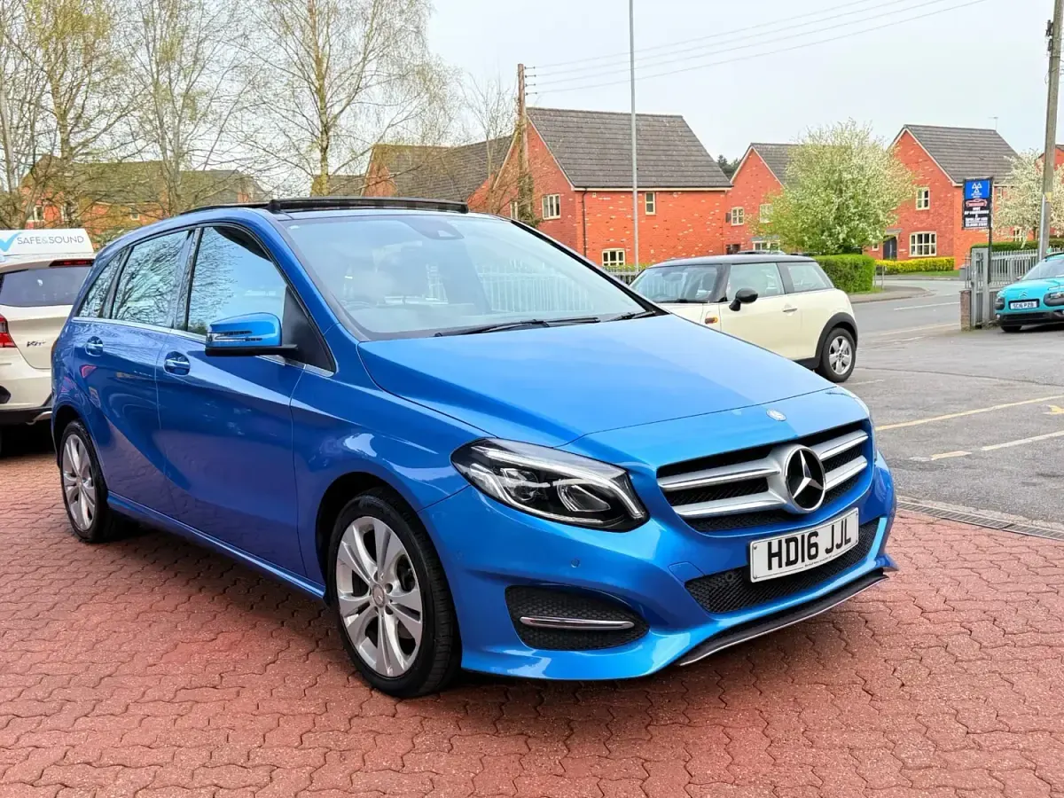 Usado Mercedes B200 Premium Plus 2016 Azul Monovolume