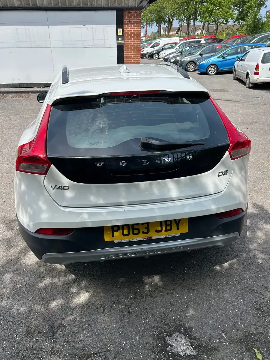 Used Volvo V40 2014 White Hatchback