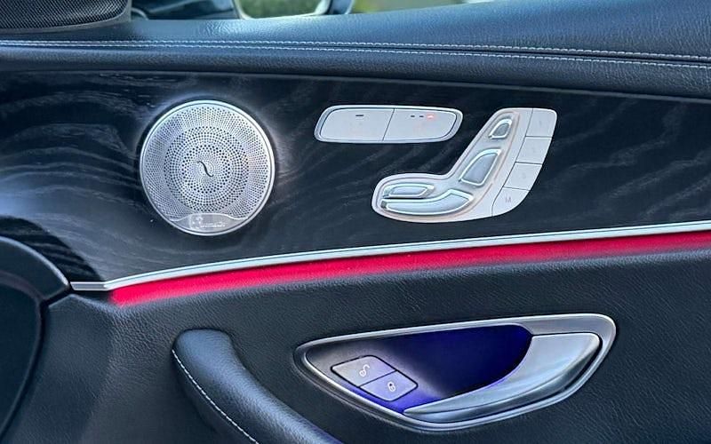 Usado Mercedes E200 AMG line 184 CV (135 kW) 2020 Plateado Berlina
