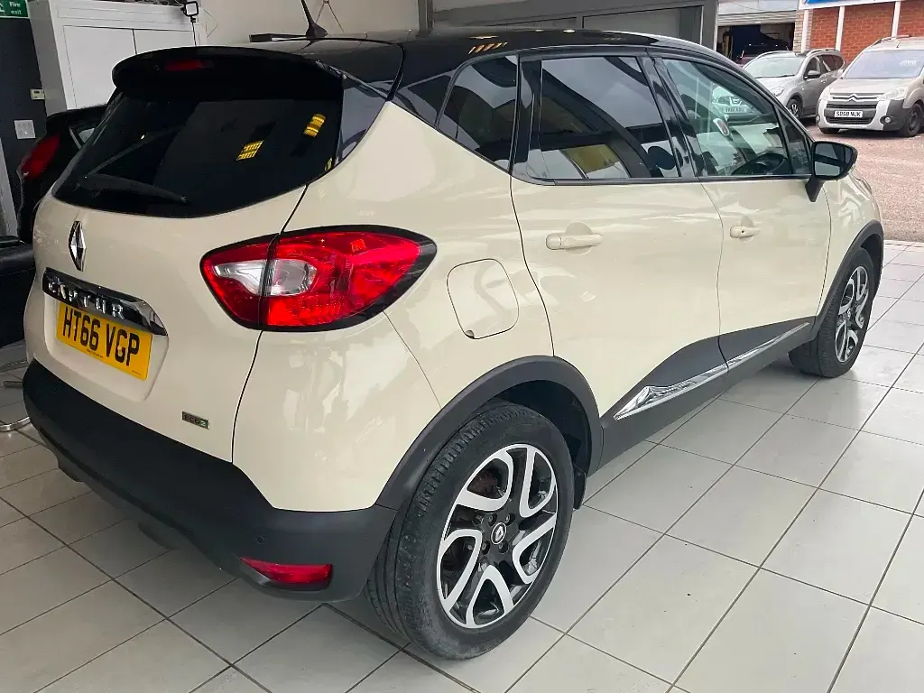 Used Renault Captur Dynamique 2017 White SUV