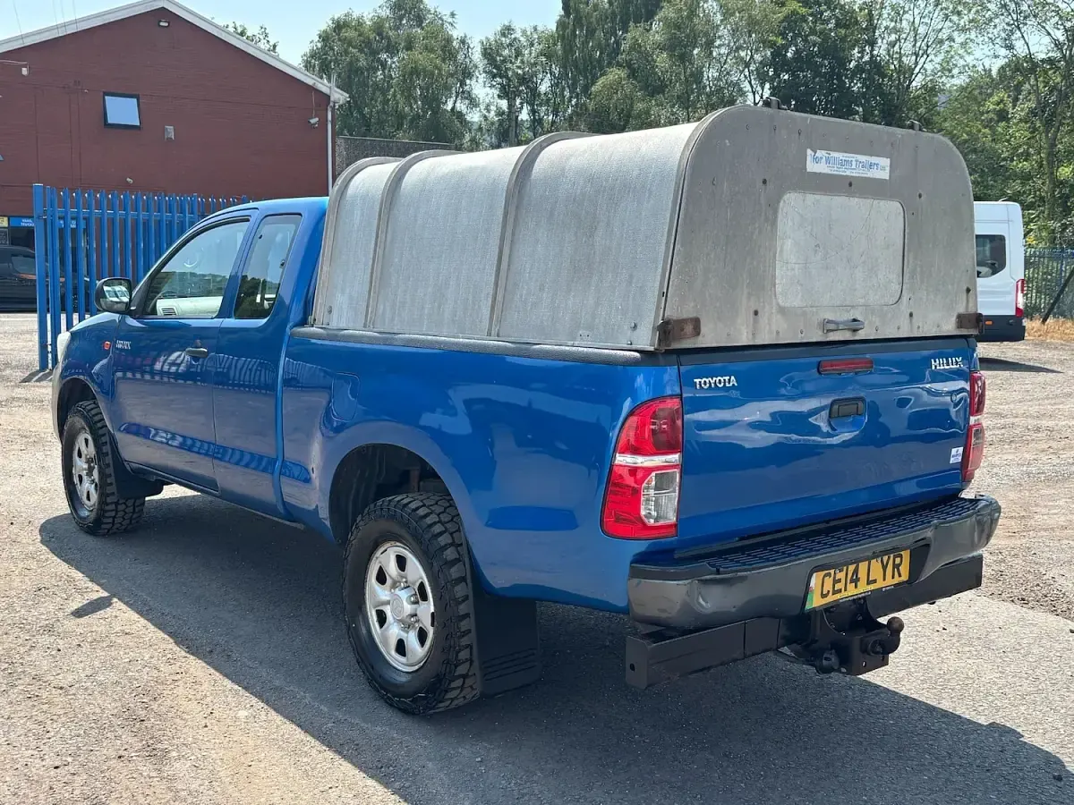 Used Toyota HiLux Active 144 HP (105 kW) 2014 Blue Pickup