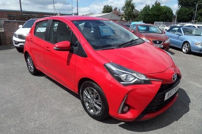 Used Toyota Yaris 111 HP (81 kW) 2017 Red Hatchback
