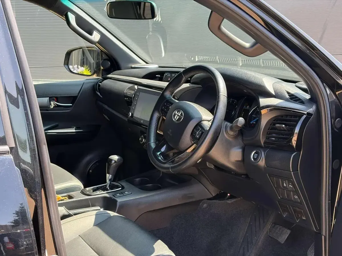 Used Toyota HiLux 204 HP (150 kW) 2021 Black Pickup