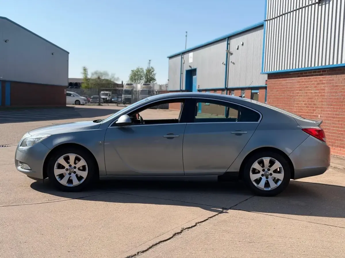 Begagnad Vauxhall Insignia 2013 Silver Halvkombi