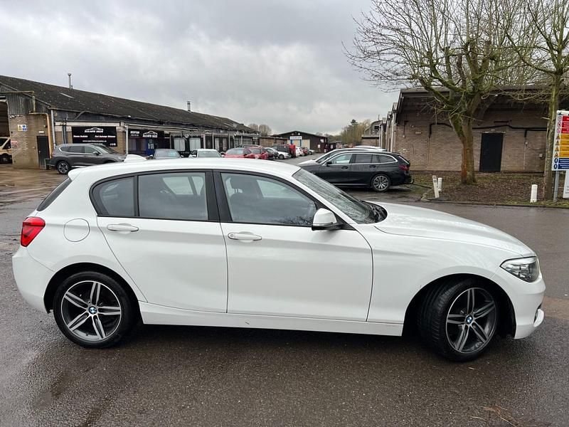 Begagnad BMW 118 Sport Line 2016 Vit Halvkombi