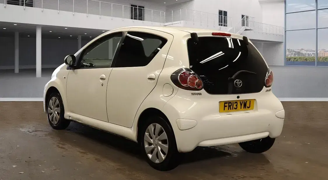 Używany Toyota Aygo Style 68 KM (50 kW) 2013 Biały Hatchback