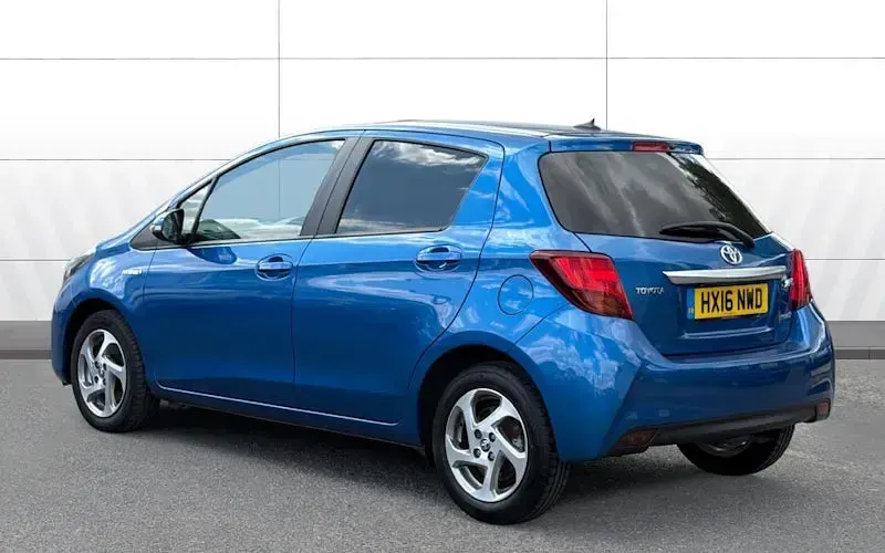 Used Toyota Yaris 101 HP (74 kW) 2016 Blue Hatchback