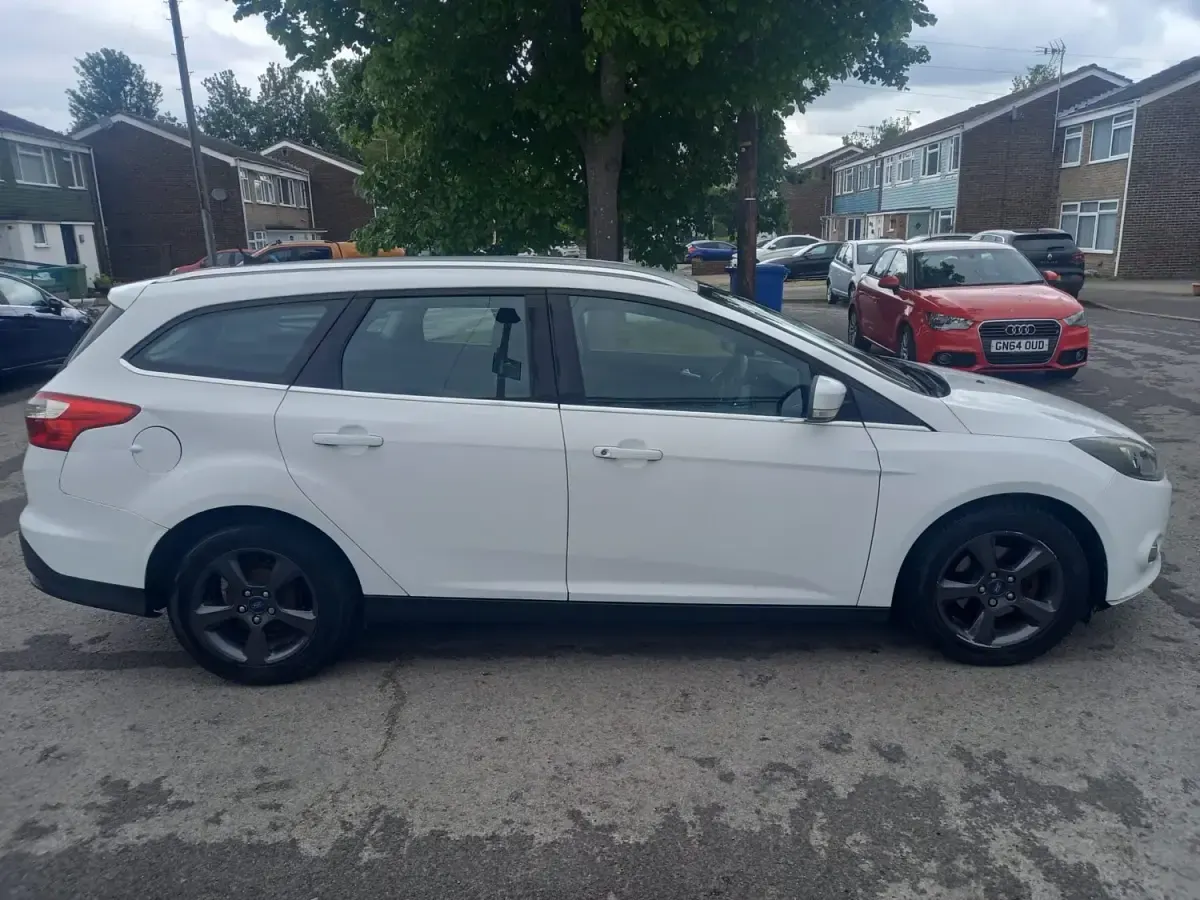 Gebraucht Ford Focus Zetec 115 PS (84 kW) 2014 Weiß Kombi