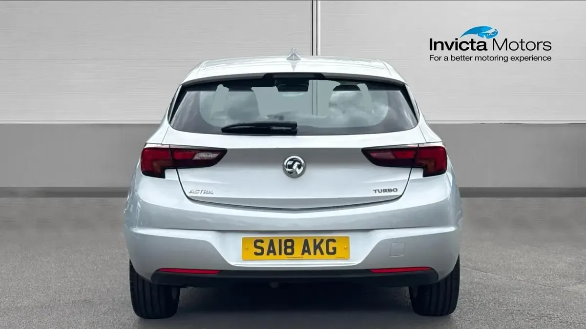 Used Vauxhall Astra SRi 150 HP (110 kW) 2018 Reflex silver metallic Hatchback