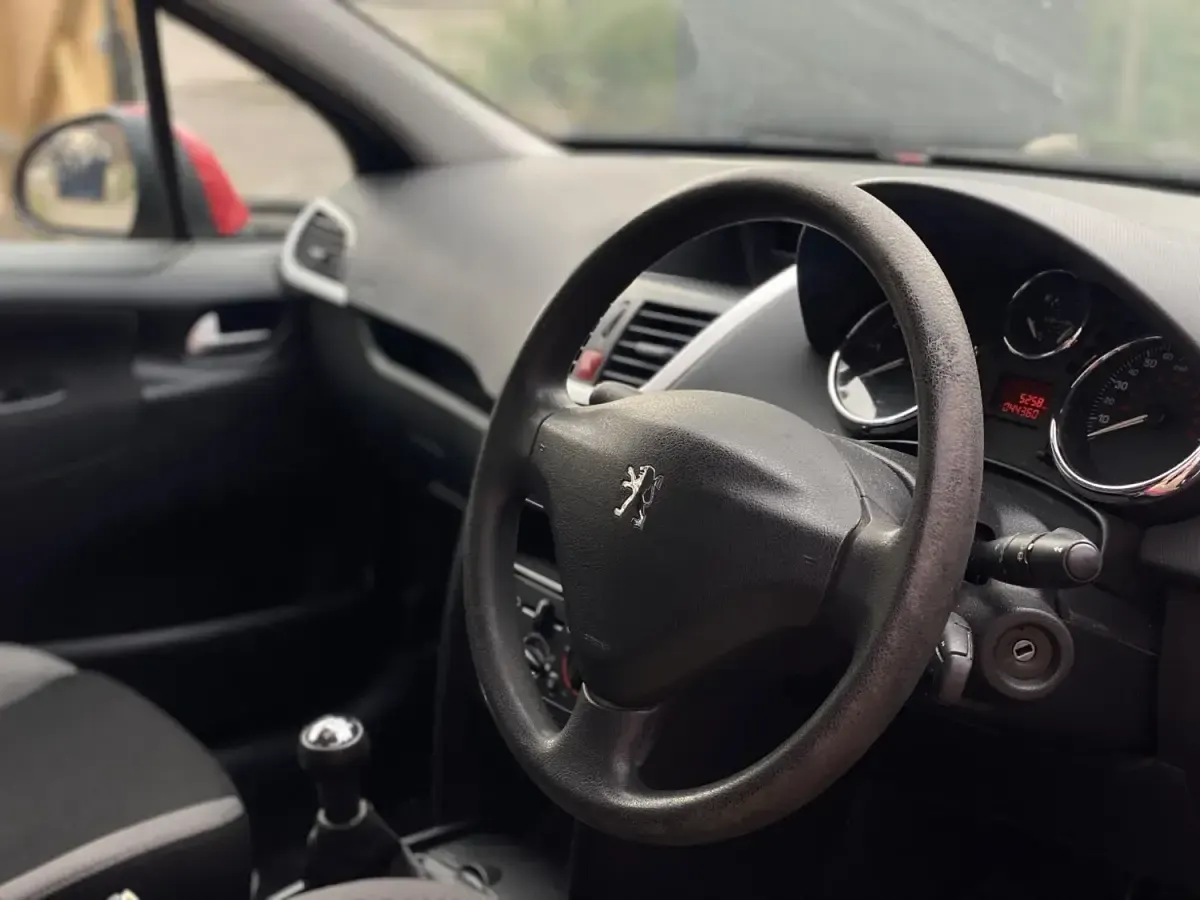 Begagnad Peugeot 207 2009 Röd Halvkombi