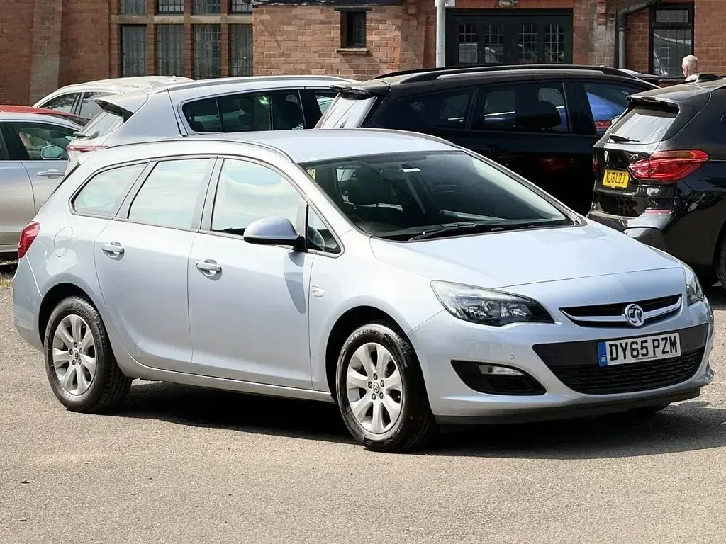 Used Vauxhall Astra Design Edition 115 HP (84 kW) 2015 Silver Estate