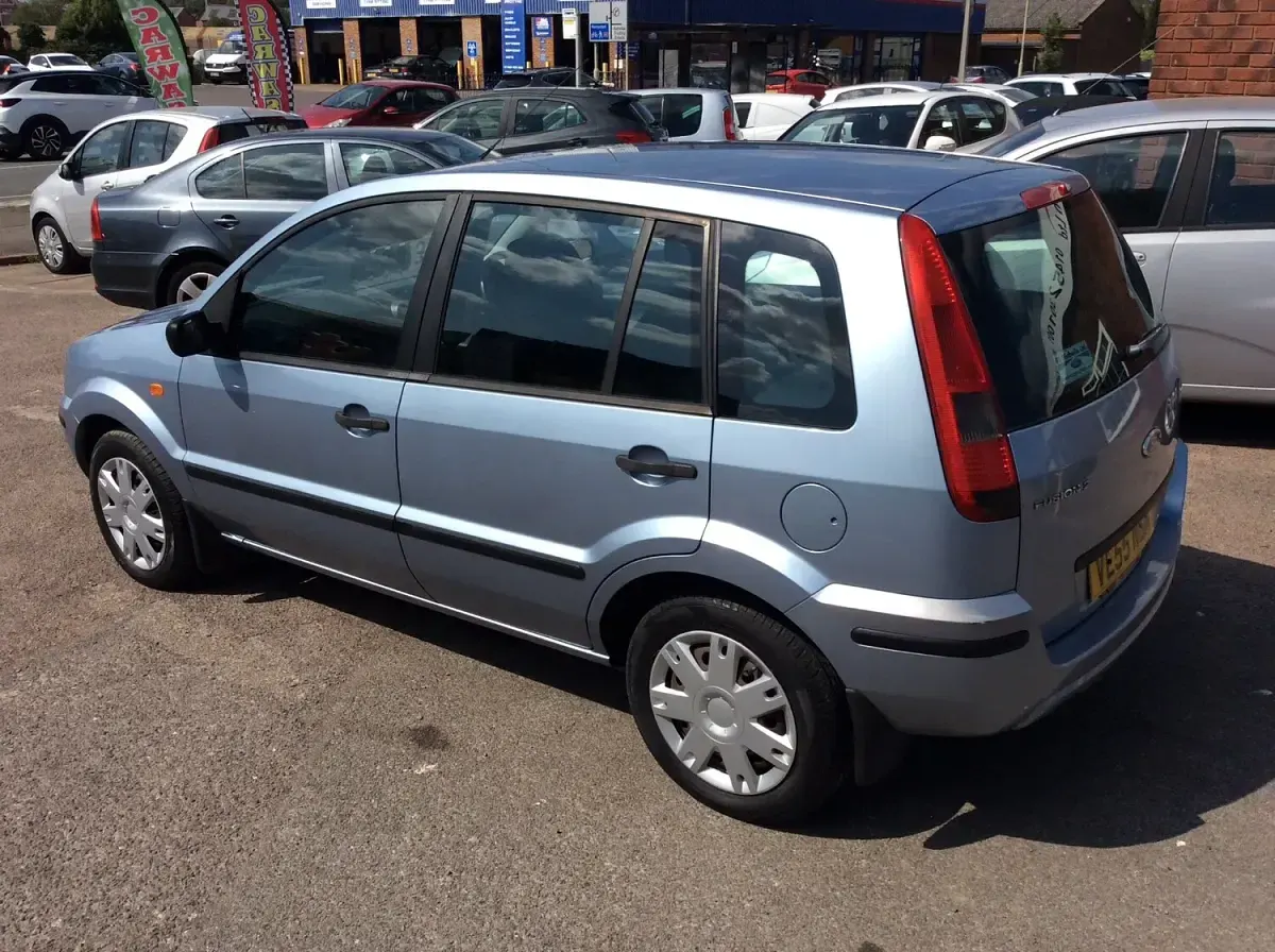 Used Ford Fusion 78 HP (57 kW) 2005 Blue Hatchback
