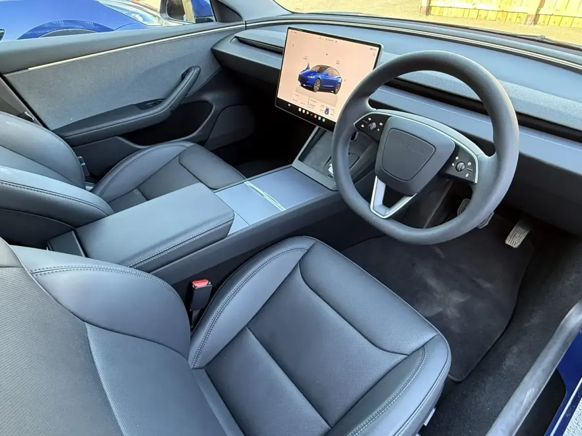 Używany Tesla Model 3 RWD 152 kW (208 KM) 2025 Niebieski Sedan/Limuzyna