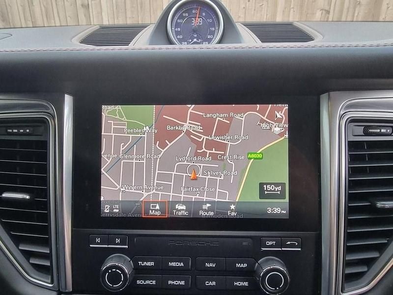 Used Porsche Macan Turbo 400 HP (294 kW) 2017 Red SUV