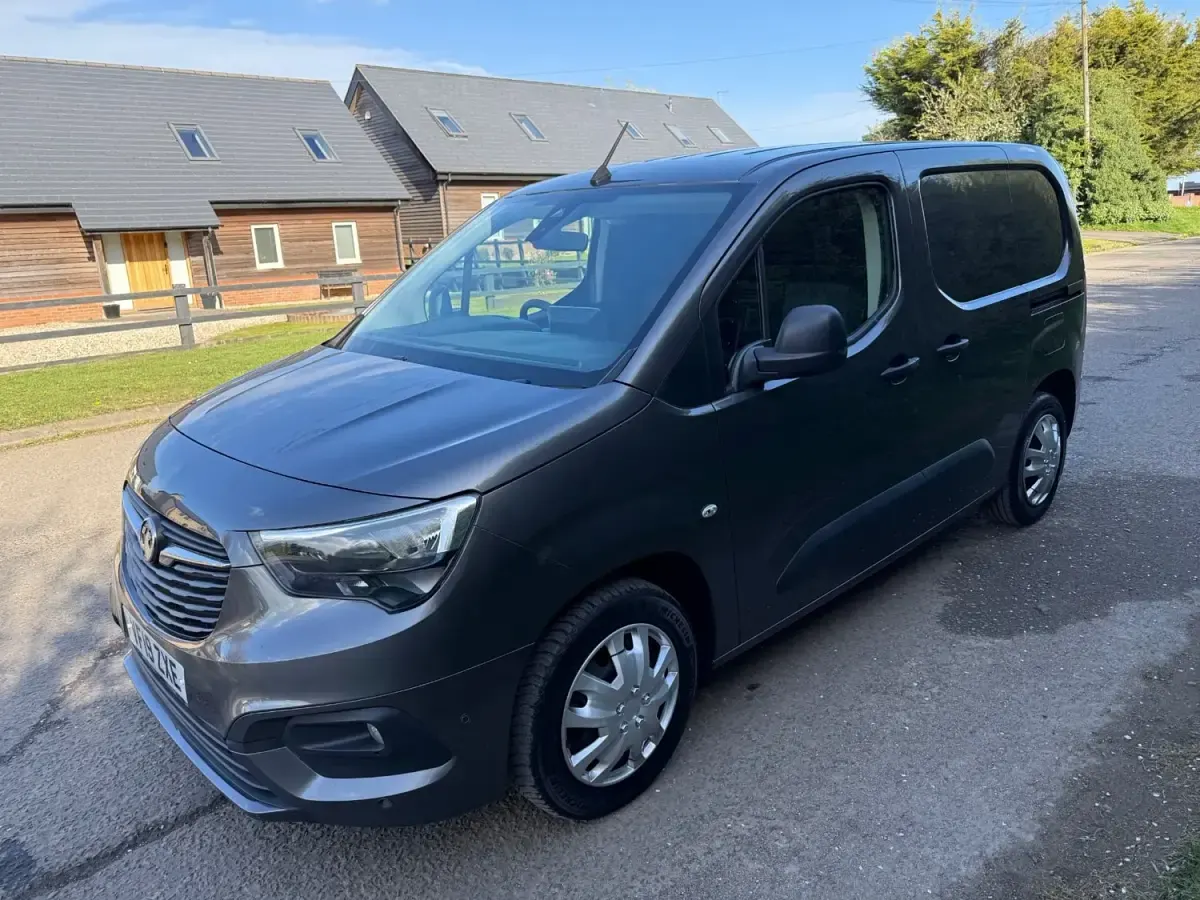 Usado Vauxhall Combo Sportive 100 CV (73 kW) 2019 Gris Monovolumen