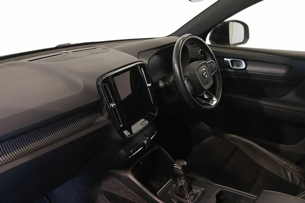 Used Volvo XC40 R-Design 163 HP (119 kW) 2020 White SUV