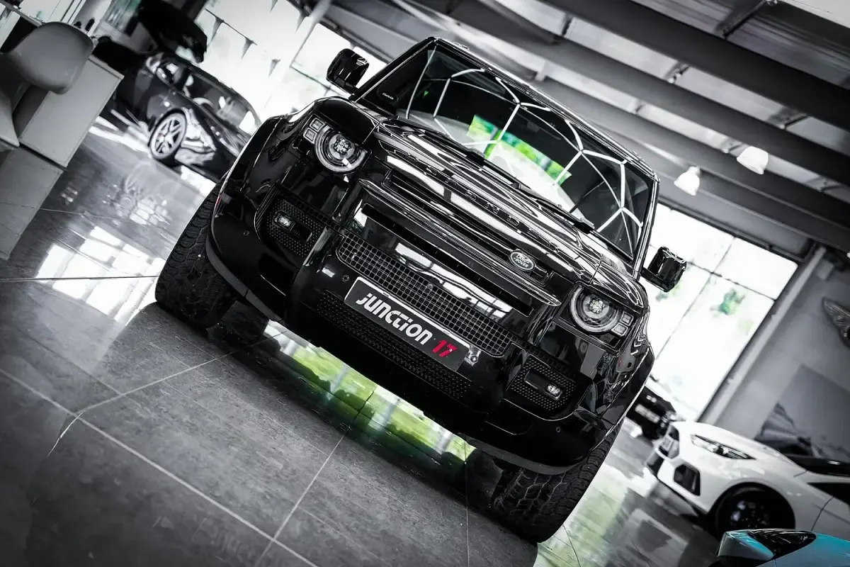 Used Land Rover Defender SE 300 HP (220 kW) 2021 Black SUV