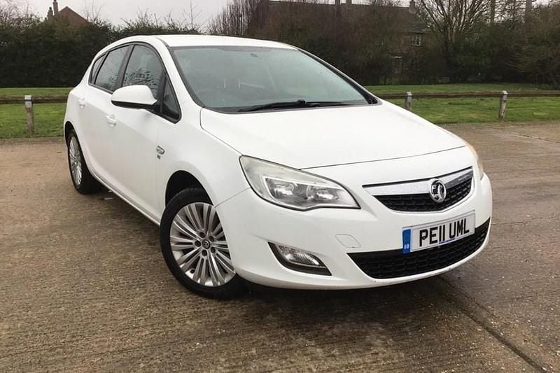 Used Vauxhall Astra Excite 2011 White Hatchback