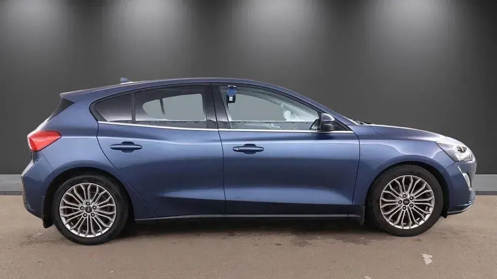 Begagnad Ford Focus Titanium X 125 HK (91 kW) 2020 Blå Halvkombi