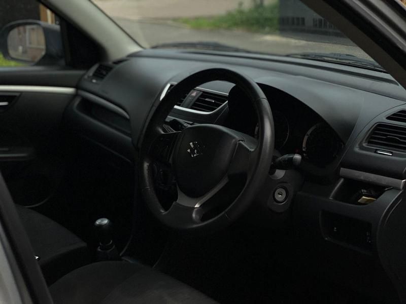 Usado Suzuki Swift SZ3 94 HP (69 kW) 2011 Cinzento Citadino