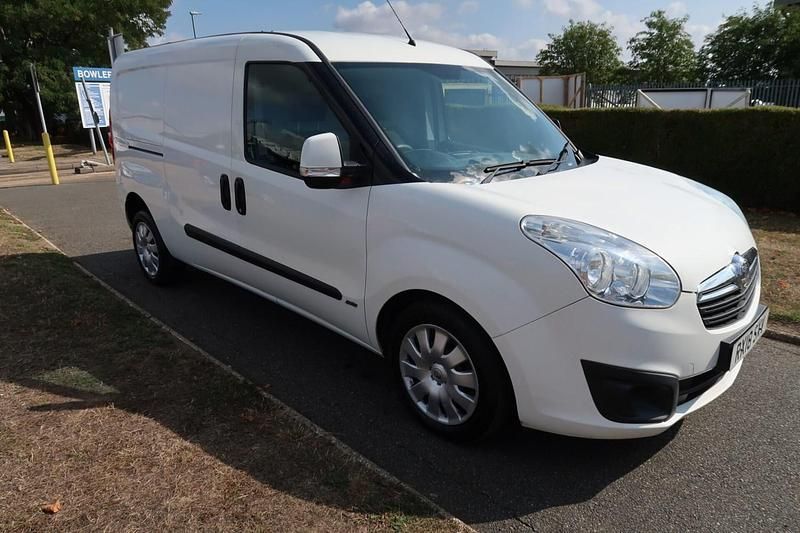 White Used 2018 Vauxhall Combo Sportive MPV | £5,995 (A bit pricey) - Image 1/4