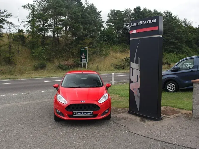 Used Ford Fiesta Zetec 100 HP (73 kW) 2017 Red Hatchback