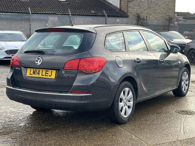 Used Vauxhall Astra Design Edition 2014 Grey Estate