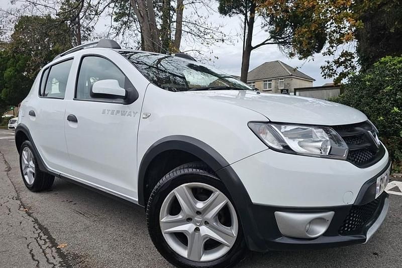 White Used 2014 Dacia Sandero Stepway Ambiance Hatchback | £2,395 (Fair price) - Image 1/1