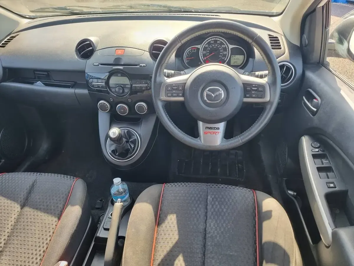 Used Mazda 2 Inclusive 95 HP (69 kW) 2012 White Hatchback