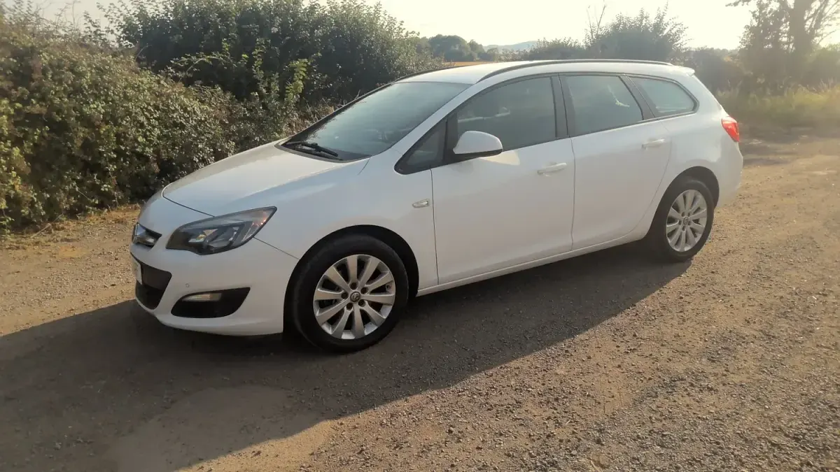 Used Vauxhall Astra 2017 White Estate