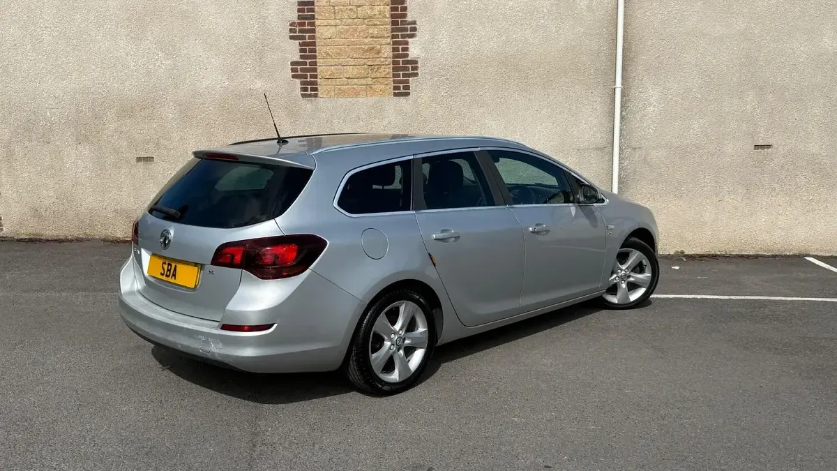 Used Vauxhall Astra SRi 113 HP (83 kW) 2011 Silver Estate